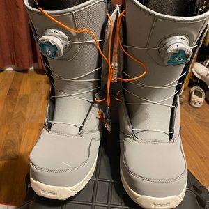 32 woman’s snowboarding boots